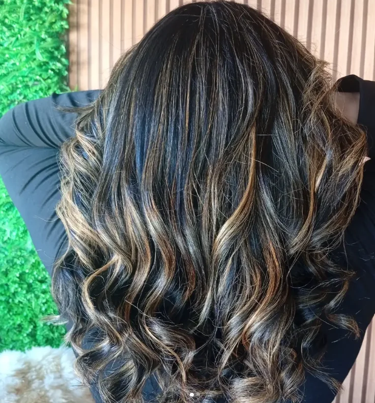 Cabelo castanho com luzes e ondas