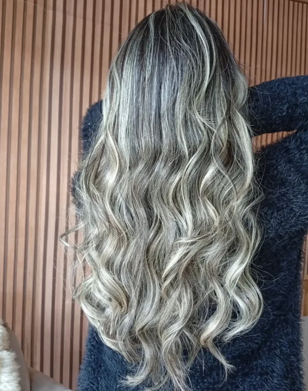 Cabelo loiro com ondas definidas